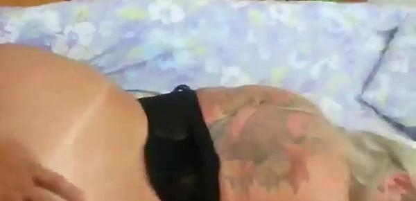  Follando y rompiéndole el culo a Camila rubia culona con tatuajes